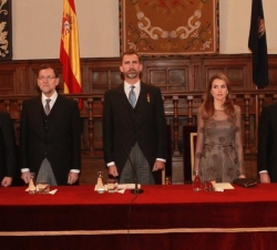 Los Príncipes durante la interpretación del Himno Nacional junto al presidente del Gobierno, el presidente de la Comunidad de Madrid y el ministro de 